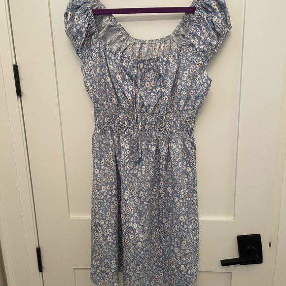 Blue and white flower pattern dress in size Large - Picture 2 of 2